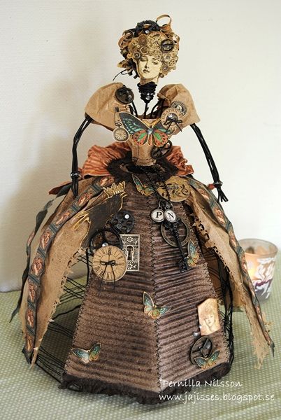 Steampunk+Bride - Pernilla Nilsson Scrapbook.com Assemblage Art Found Object, Steampunk Bride, Moda Steampunk, Steampunk Dolls, Assemblage Art Dolls, Steampunk Crafts, Bride Dolls, Found Object Art, Spirit Dolls