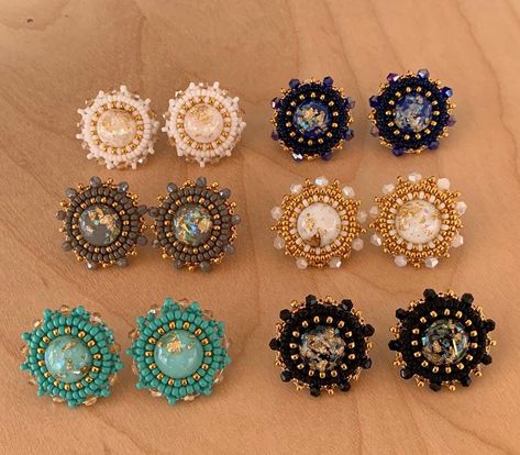 Bead Work Earrings, Beaded Cab Earrings, Embroided Earrings, Beaded Keychains Patterns, Cab Earrings, Indigenous Crafts, Indigenous Style, Flat Earrings, Gold Beaded Earrings