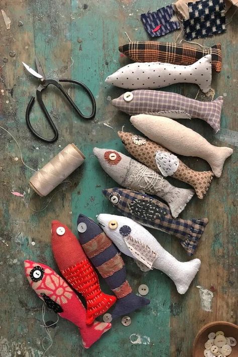 Free Stuffies Pattern Sewing, Scrap Sewing Projects, Fabric Scrap Crafts, Fabric Mobile, Fish Diy, Basic Sewing Kit, Lucky Fish, Fish Template, Fabric Fish