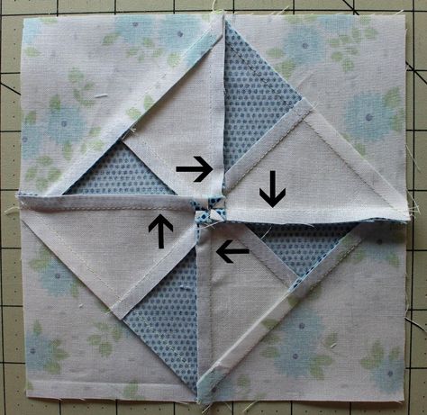 pinwheel spiral arrows Pinwheel Blocks, Pinwheel Quilt Pattern, Pinwheel Quilt Block, Pinwheel Block, Projek Menjahit, Quilt Tips, Sewing Machine Quilting, Pinwheel Quilt, Star Quilt Blocks