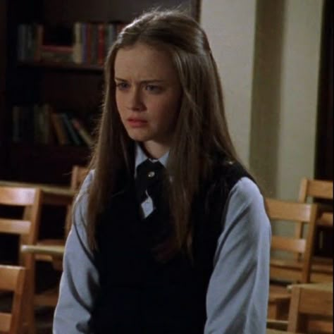 Rory Gilmore Hair, Rory Gilmore Style, Spirit Week Outfits, Alexis Bledel, Hair Stylies, Utila, Rory Gilmore, Gilmore Girls, Aesthetic Girl