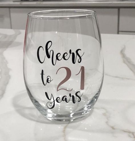 Cheers to 21 Years! Each glass holds 21 ounces and is carefully created from professional grade outdoor vinyl. Please choose number 21 color in drop down menu. Text will be black. This glass can be customized to say any age you want. Have a favorite quote you would like on this 21 ounce glass? 21 Birthday Wine Glass Ideas, Wine Glass Customize, 21st Inspiration, Wine Glass Ideas, Cricut Glasses, 21st Birthday Glass, Cheers To 21 Years, 21 Birthday Wine Glass, Birthday Glasses