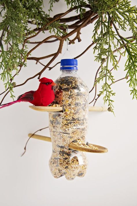 Plastic Bottle Bird Feeder, Recycler Diy, Bottle Bird Feeder, Bird Feeder Craft, Recycle Crafts Diy, Diy Recycled Projects, Homemade Bird Feeders, Plastic Bottle Art, Plastic Recycling