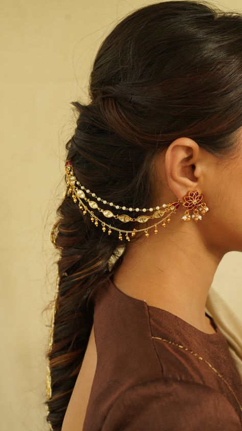 Indian Gold Hair Accessories, Bridal Jewelry Desi, Gold Earring Indian, Pahadi Jewellery Design, Ear Jewelry Aesthetic, Ear Chains Indian Gold, Ear Chain Traditional, Ear Accessories Jewelry, Hair Accessories Indian