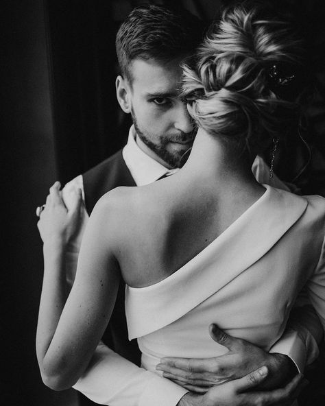 Wedding Photo List, Wedding Portrait Poses, Dresses Romantic, Wedding Picture Poses, Wedding Couple Poses Photography, Wedding Photography Styles, Wedding Dresses With Sleeves, Foto Tips, Wedding Couple Poses