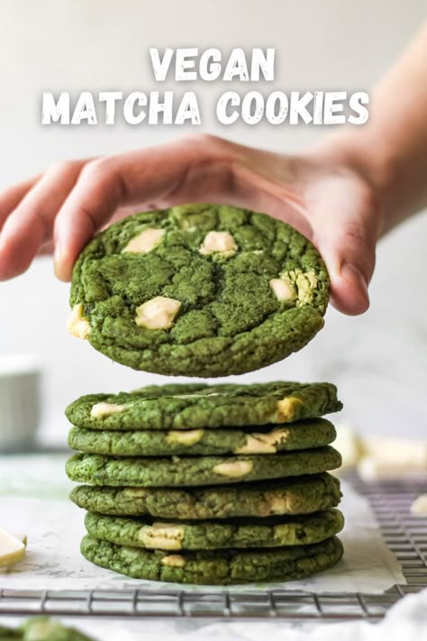 Stack of green matcha cookies speckled with white chocolate chunks. Matcha White Chocolate Cookies, Cookies Gooey, Quick Vegan Desserts, Matcha Vegan, Vegan Minimalist, Matcha White Chocolate, Roasted Hazelnuts, Matcha Cookies, Vegan White Chocolate