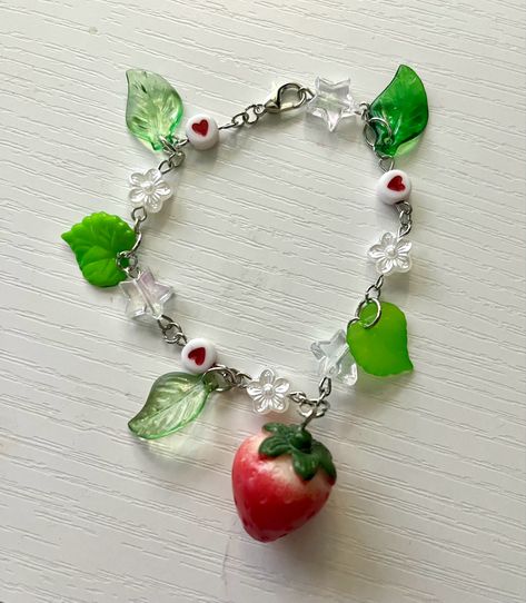 Strawberry Jewelry Aesthetic, Strawberry Necklace Aesthetic, Strawberry Things Aesthetic, Fruit Bracelet Ideas, Strawberry Shortcake Bracelet, Strawberry Bead Bracelet, Strawberry Accessory, Summer Jewelry Diy, Pretty Beaded Jewelry