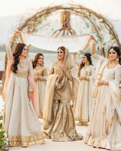 Pakistani Wedding Colour Scheme, Nikkah Ideas Inspiration, Nikah Outfit Muslim Pakistani Bridal, Pakistani Bridesmaids Outfits, Saree Styles Modern, Pakistani Bridesmaid Dresses, Lehenga Draping, Lehenga Patterns, Desi Bridesmaids