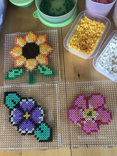 Hamabeads Hamapärlor Sunflower Hamaflower Hamablommor Solros Pärlplatta Perel Beads Patterns Art, Beautiful Perler Bead Patterns, Perler Bead Sunflower Patterns, Hama Beads Sunflower, Yellow Perler Beads Ideas, Perler Sunflower, Perler Beads Flower Pattern, Ironing Beads Ideas Aesthetic, Sunflower Perler Bead