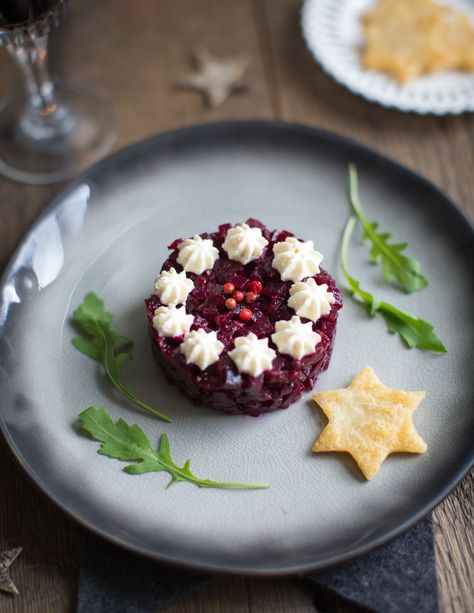 A showstopping vegetarian starter for your Christmas dinner. Earthy beetroot served with a horseradish whipped cream and crispy bread stars. Beetroot Tartare, Christmas Starters, Vegetarian Starters, Crispy Bread, Vegetarian Christmas, Horseradish Cream, Steak Tartare, Vegan Salad, Easy Vegetarian