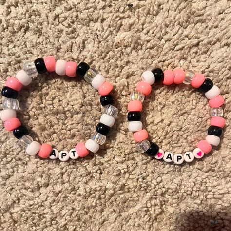 Rosé Blackpink apt bracelets Blackpink Bracelet, Beads Craft Kids, Craft Kids, Beads Craft, Bracelet Inspo, Diy Bracelet Designs, Rose Park, Rose Blackpink, Rose Jewelry