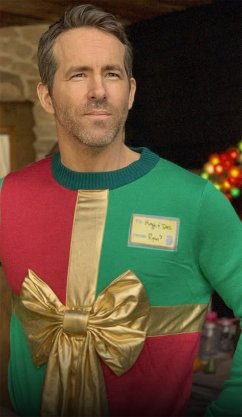 38 Ugly Holiday Sweater-Wearing Celebs to Get You in the Holiday Spirit Diy Ugly Christmas Sweater Men, Christmas Ugly Sweater Outfits, Ugly Holiday Sweaters, Ugly Christmas Sweater Images, Ugly Sweater Outfit, Creative Ugly Christmas Sweater, Christmas Gift Costume, Ugly Sweater Outfits, Diy Ugly Sweater