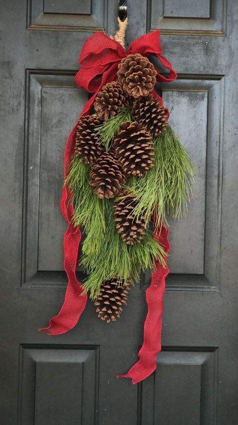 Easy Outdoor Christmas Decorations, Pinecone Crafts Christmas, Pine Cone Wreath, Cone Wreath, Christmas Decorations Diy Outdoor, Christmas Swags, Holiday Crafts Christmas, Christmas Crafts Decorations, Furniture Kitchen