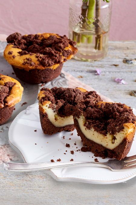 Gekonnt kombinieren wir die beiden Klassiker #Streuselkuchen und #Käsekuchen zu den wohl besten #Muffins, die wir je probiert haben! #Rezept #Idee #backen #Geburtstag Streusel Muffins, Muffin Streusel, Easter Desserts Recipes, Easter Dessert, Breakfast Bake, Easter Recipes, Puddings, Muffin Recipes, Cheesecake Recipes