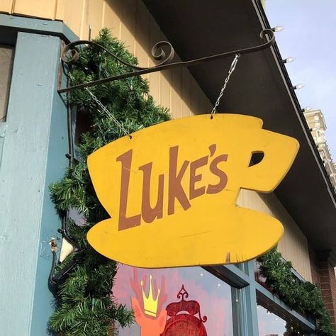 Lukes Diner Sign, Cottagecore Decorations, Girls Tv Show, Diner Aesthetic, Luke's Diner, Gilmore Girls Luke, Lukes Diner, Diner Sign, Ber Months