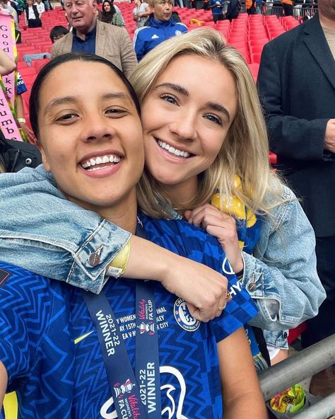 Sam Kerr and Kristie Mewis Sam Kerr And Kristie Mewis, Sam Kerr Wallpaper, Woso Couples, Kristie Mewis, Female Footballers, Soccer Girlfriend, Soccer Couples, Sam Kerr, Women Football