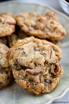 "Everything" Cookies: These have pretzels, potato chips, oatmeal, graham cracker and chocolate & butterscotch chips. These are fantastic! Compost Cookies, Cookie Table, Table For Two, Cookie Brownie Bars, Anderson Cooper, Butterscotch Chips, Pita Chips, Yummy Sweets, Eat Dessert