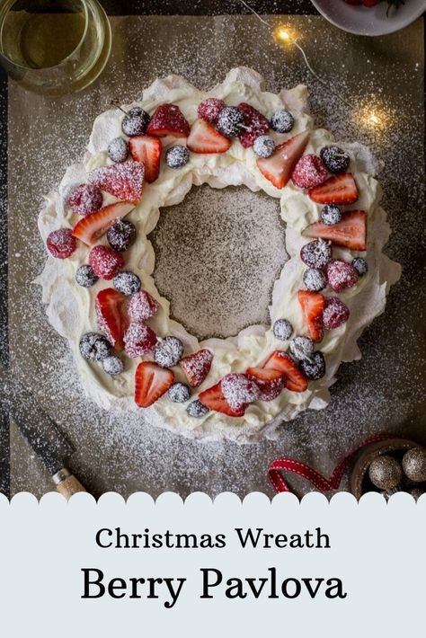 Christmas Pavlova Wreath, Easy Meringue Recipe, Pavlova Wreath, Traditional Holiday Desserts, Christmas Pavlova, Xmas Menu, Xmas Cakes, Lithuanian Recipes, Berries And Cream