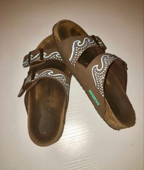 Sandal Painting Ideas, Painted Birkenstocks, Birkin Stocks, Custom Birkenstocks, Painted Sandals, Country Girl Style Outfits, Jesus Sandals, Obx Dr, Dr Shoes