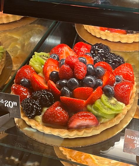 fruit tart pretty aesthetic sweet food dessert berries pretty Fruit Tarts Aesthetic, Fruit Pie Aesthetic, Fruit Tart Birthday Cake, Fruit Tart Decoration Ideas, Fruit Tart Design, Tart Aesthic, Fruit Tart Aesthetic, Tarts Aesthetic, Aesthetic Sweet Food