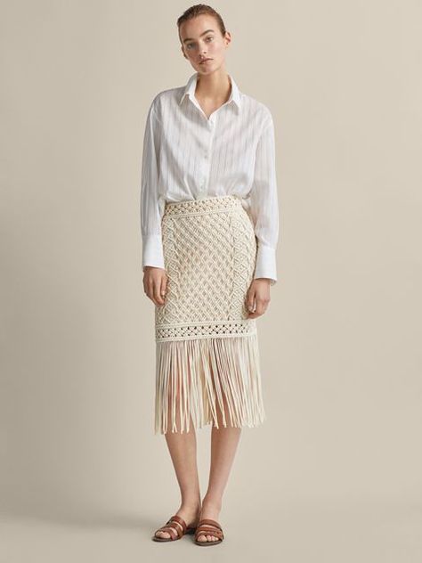 falda larga blanca crochet flecos Massimo Dutti Macrame Idea, Crochet Skirt Outfit, Macrame Clothes, Beau Crochet, Skirts Outfits, Macrame Dress, Crochet Skirts, Knitwear Fashion, Fringe Skirt