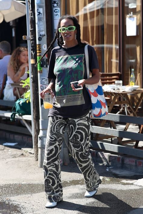 Outfits With Printed Pants, Solange Outfit Aesthetic, Solange Knowles Street Style, Solange Fashion Style, Solange Street Style, Extreme Hot Weather Outfits, Solange Knowles Style Casual, Solange Outfits, Print On Print Outfit