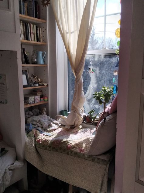 Window Nook Aesthetic, Window Couch Ideas, Window Sill Reading Nook, Window Bench Seat Bedroom, Windowseat Aesthetic, Sit In Window, Window Seat Aesthetic, Small Bay Window Ideas, Aesthetic Window Seat