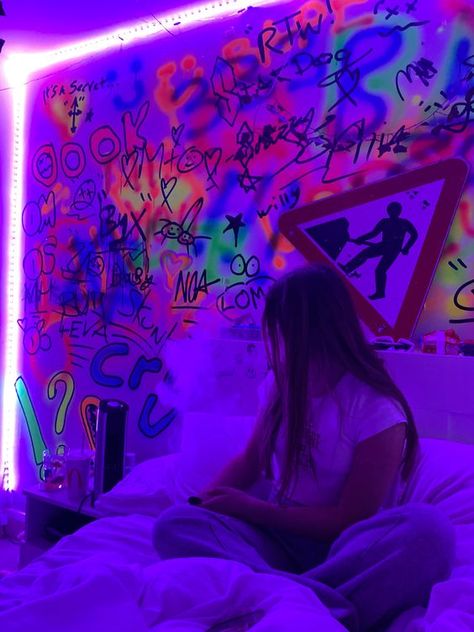 Graffiti Art Room Ideas, Room Inspo Trippy, Small Bedroom Ideas Y2k, Room Ideas Graffiti, Bedroom Ideas Skater, Graffiti Art Bedroom, Graffiti Wall Bedroom, Skater Girl Bedroom, Graffiti Room Ideas Bedrooms