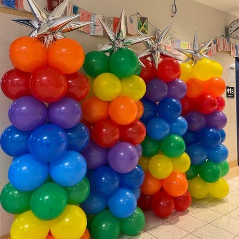 Ballon Tower, Balloon Tower, Graduation Balloons, Balloon Ideas, Balloon Stands, Rainbow Balloons, Balloon Columns, Balloons, Rainbow