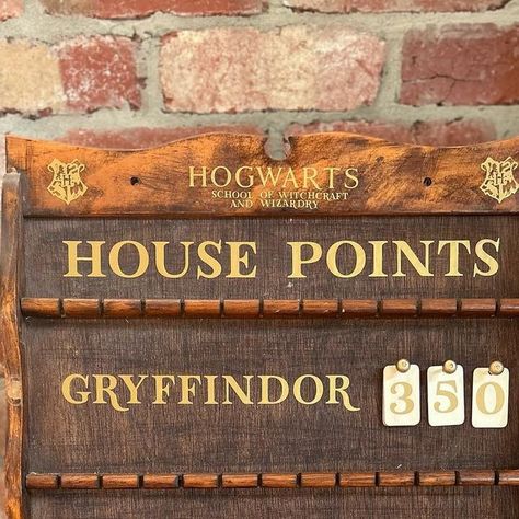 Hogwarts House Points Diy, House Points Display, Vintage Scoreboard, Roof Party, The Hogwarts Houses, Diy Desk Calendar, Fright Fest, Harry Potter Props, Harry Potter Halloween Party