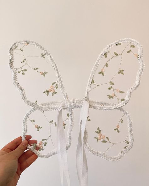 Butterfly Ideas Decoration, Toddler Fairy Wings, Flower Fairy Wings, Costume Wings, Wings Butterfly, Diy Wings, Diy Hair Scrunchies, Handmade Fairy, Vintage Fairy