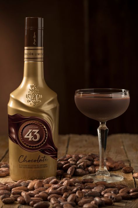 Chocolate Gluten Free, Chocolate Vodka, Chocolate Texture, American Drinks, History Of Chocolate, Martinis Drinks, Chocolate Martini, Cream Liqueur, Chocolate Espresso