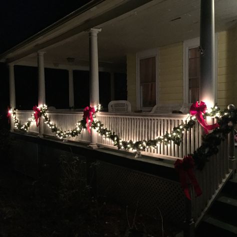 Christmas Garland Outside, Christmas Outside House Decorations, Christmas Outdoor Lights Ideas House, Outdoor Christmas Balcony Ideas, Terrace Christmas Decoration, Christmas House Decor Outside, Diy Christmas Balcony Decor, Xmas Outside Decor, Balcony Lights Christmas