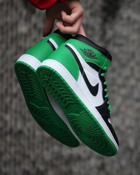 Lucky Green Jordan 1, Jordan 1 Green, Nike Air Jordan 1 High, Green Jordans, Jordan Basketball Shoes, Jordan 1 High Og, Lucky Green, Air Jordan 1 Retro High Og, Nike Air Jordan 1