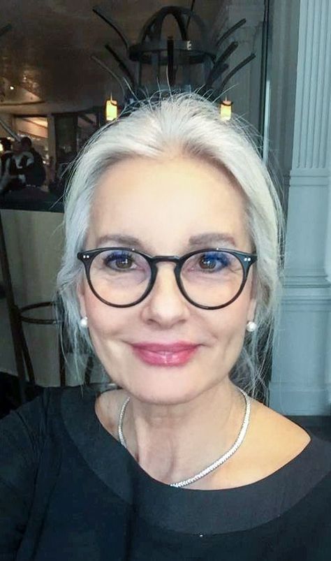 White hair ponytail with black glasses, black top, & classic jewelry. Granny Hair, Beautiful Gray Hair, Natural Highlights, Long Gray Hair, Super Hair, Ageless Beauty, Aging Gracefully, Grey Hair, Silver Hair