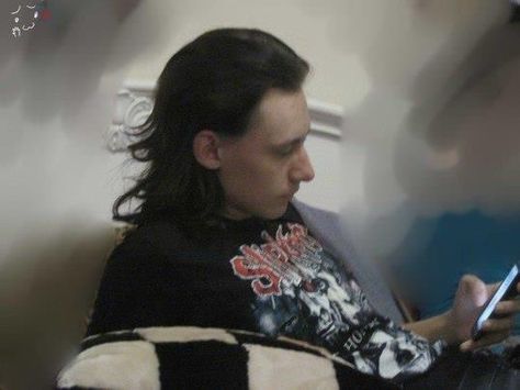 Tom Hiddleston wearing a Slipknot shirt. Life complete. Loki Cat, Loki Cosplay, Thomas William Hiddleston, Dc Memes, Alexander Skarsgard, Loki Marvel, Loki Thor, Loki Laufeyson, Tom Hiddleston Loki