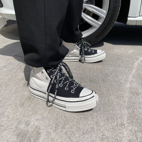 Fashion Style Aesthetic, Feng Chen Wang, Aesthetic Black And White, Aesthetic Black, Style Aesthetic, Shoes Fashion, Converse Shoes, Converse, Black White