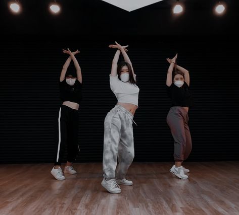 Kpop Dance Photography, Kpop Dancing Aesthetic, Pop Dance Aesthetic, Dance Aethstetic, Kpop Dance Practice Aesthetic, Dancers Aesthetics, Dancer Aesthetic Kpop, Dance Hip Hop Aesthetic, Bailar Aesthetic