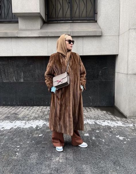 Collarless mink coat…confirming that the game of elegance is won through detail. Brown Faux Fur Coat Outfit, Mink Coats Outfit, Fur Coat Street Style, Fur Coat Outfits, Faux Fur Coats Outfit, Casual Chic Winter, Fur Coat Outfit, Cozy Winter Fashion, Chic Fall Fashion