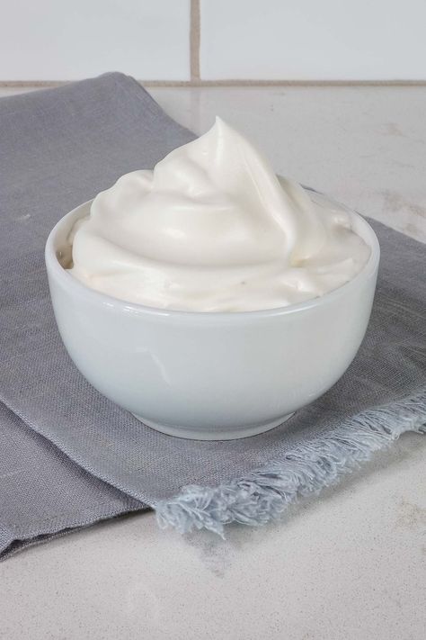 This 5-ingredient vegan aquafaba whipped cream is sugar free and low fat, with just 5 calories per serving. It's the perfect, healthy dessert topping! Aquafaba Whipped Cream, Recipes With Whipping Cream, Plant Based Desserts, Wfpb Recipes, Eggless Baking, Chocolate Mugs, Chocolate Mug Cakes, Dessert Toppings, Vegan Treats