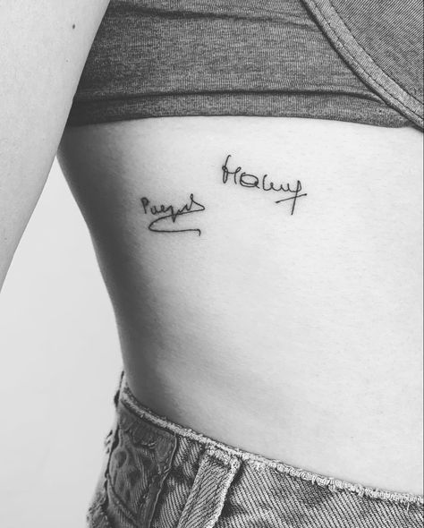 #Tattoo #signatures #handwriting #rib #ribtattoo #mamy #papy #family Tattoo Handwriting, Signatures Handwriting, Rib Tattoo, Handwriting, Tattoo Quotes, Piercings, Tattoos, Quick Saves