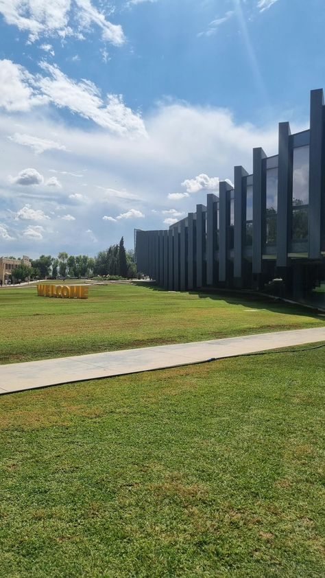 Color and the radiance after rain was totally an inspiration.
Paradoxical Lines easily align and flow inside the picture.
Comment ideas 💡 University Campus, Photo Inspo, University, Photography