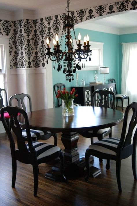 Fun With Black & White Prints: Ideas & Inspiration Bungalow Dining Room, Eclectic Dining Room, Eclectic Dining, Dining Room Colors, Vintage Dining Room, White Damask, Design Del Prodotto, Eclectic Design, Style At Home