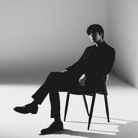 Male Portrait Poses, Mens Photoshoot Poses, Male Models Poses, Studio Photography Poses, Monsta X Hyungwon, Portrait Photography Men, Men Photoshoot, Sitting Poses, Best Poses For Pictures