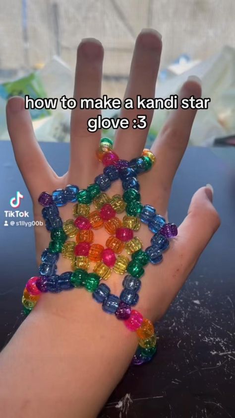 kandi star glove scene rave pony beads #tutorial #kandi Kandi Glove, Glove Tutorial, Scene Kandi, Scene Diy, Pulseras Kandi, Kandi Cuff Patterns, Diy Kandi Bracelets, Pony Bead Bracelets, Pony Bead Crafts