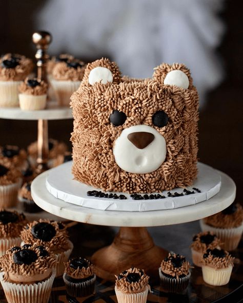 Bear Birthday Cake Ideas, Bear Cake Design, Baby Bear Birthday Party, Bear Birthday Cake, Teddy Bear Picnic Birthday Party, Teddy Bear Birthday Party, Teddy Bear Cake, Boys 1st Birthday Cake, Picnic Birthday Party