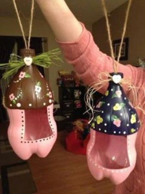 Diy Bird Feeder, Diy Birds, Plastic Bottle Crafts, Soda Bottles, Pop Bottles, Recycled Crafts, Bottle Art, Bottle Crafts, Crafts To Do