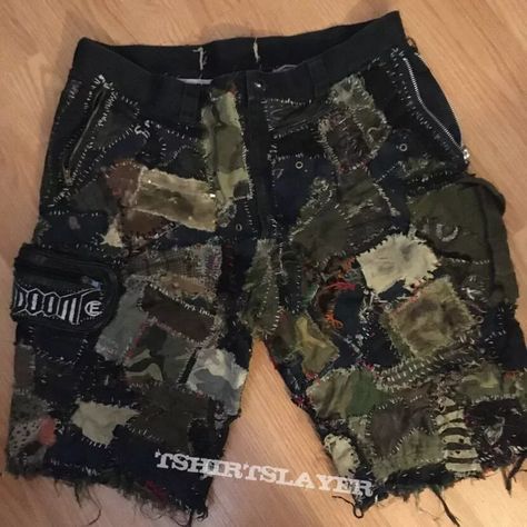 Trash Aesthetic Outfits, Crust Shorts, Alt Clothes Diy, Crust Pants, Gutter Punk, Edgy Fits, Punk Fashion Diy, Punk Shorts, Patch Pants