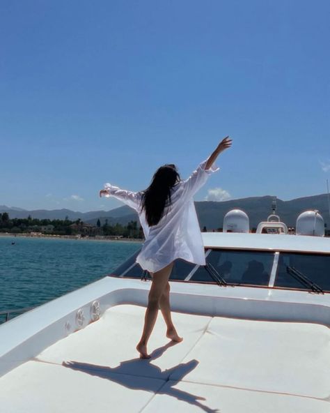 She is water 🌊 #manifestation #thatchicceo Yacht Photo Ideas, Vacation Casual Outfits, Casual Outfits Dinner, Poses On The Beach, Summer Vacation Outfit Ideas, Airport Outfit Ideas, Summer Vibes Adventure, Vacation Outfit Ideas, Europe Travel Outfits