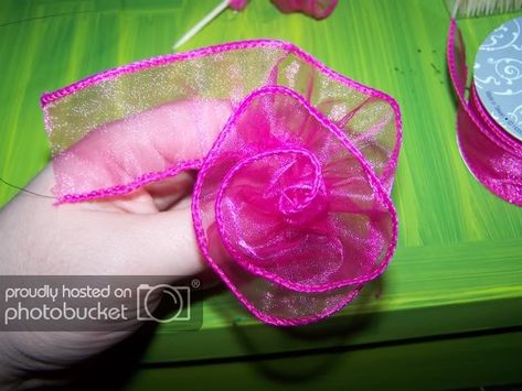 DIY flower alternative- ribbon roses: weddingplans Ribbon Roses Diy, Diy Corsage, Diy Ribbon Flowers, Material Flowers, Making Flowers, Ribbon Crafts Diy, Ribbon Bouquet, Felt Flower Headband, Already Gone